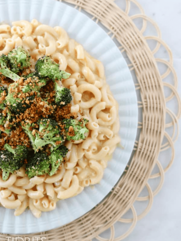 CREAMY WHOLE GRAIN MAC AND CHEESE WITH PARMESAN BROCCOLI TOPPING Story